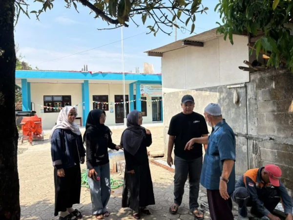 Tingkatkan Fasilitas Ibadah, Mahasiswa KKN DR 02 UNUGHA Pasang Pipa dan Kran Wudhu di Masjid Fathurrahman