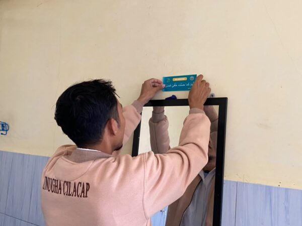 KKN DR 02 Tritih Wetan Cilacap Hadirkan Edukasi Visual dan Khutbah Motivasi di Masjid Fathurrahman